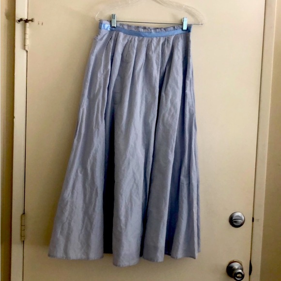 Banana Republic fully lined
"wrinkly-style" skirt
Size: 2 Banana Republic - Picture 1 of 9